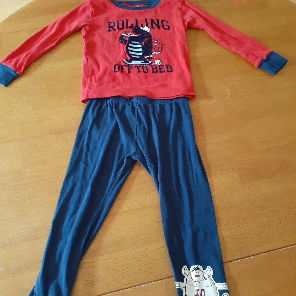 Set of 3 pairs of size 4 pajamas